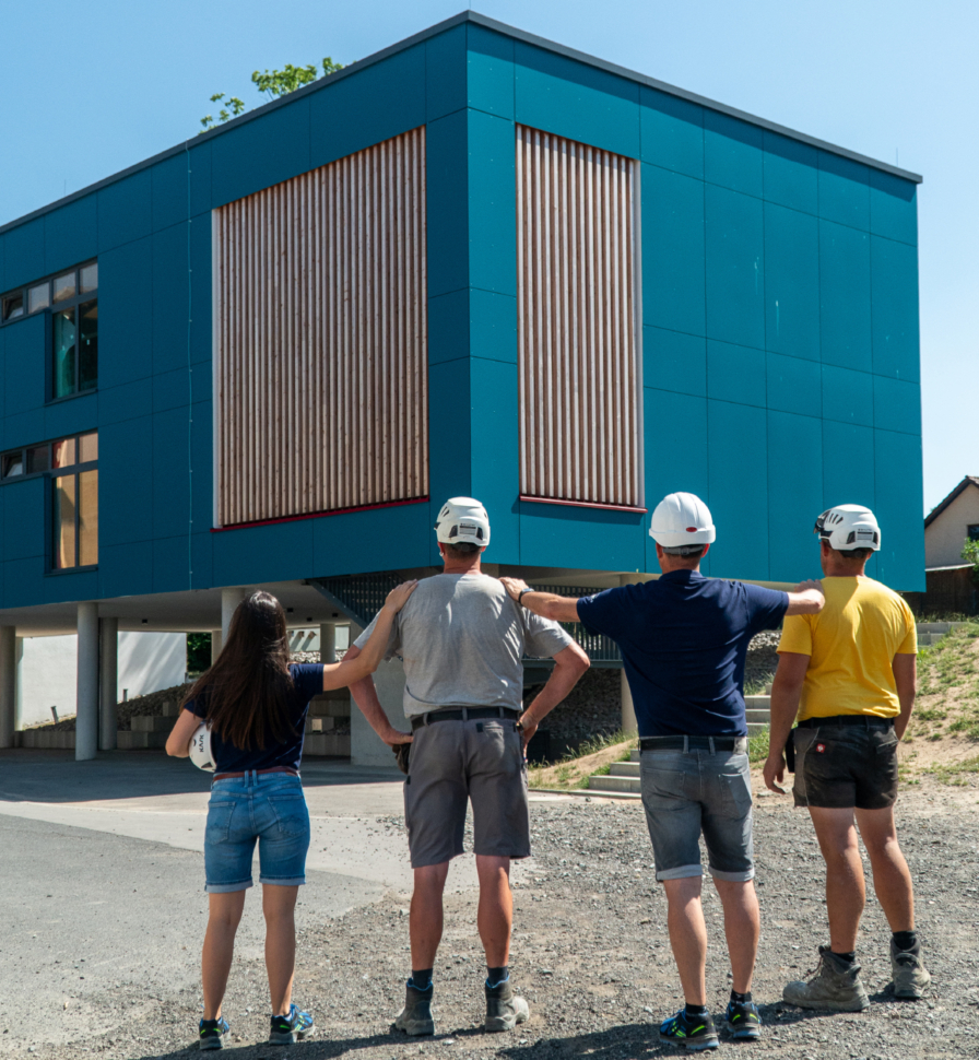 Das Team steht vor dem fertiggestellten Anbau der Grundschule Neunburg