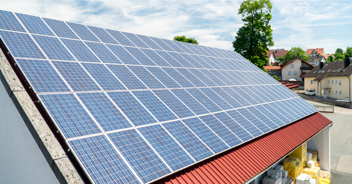 Solarpanele auf dem Dach der Lagerhalle